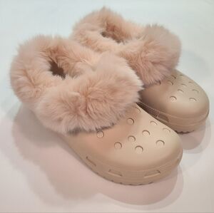 CREME FURRY CROC LIKE BOOTS